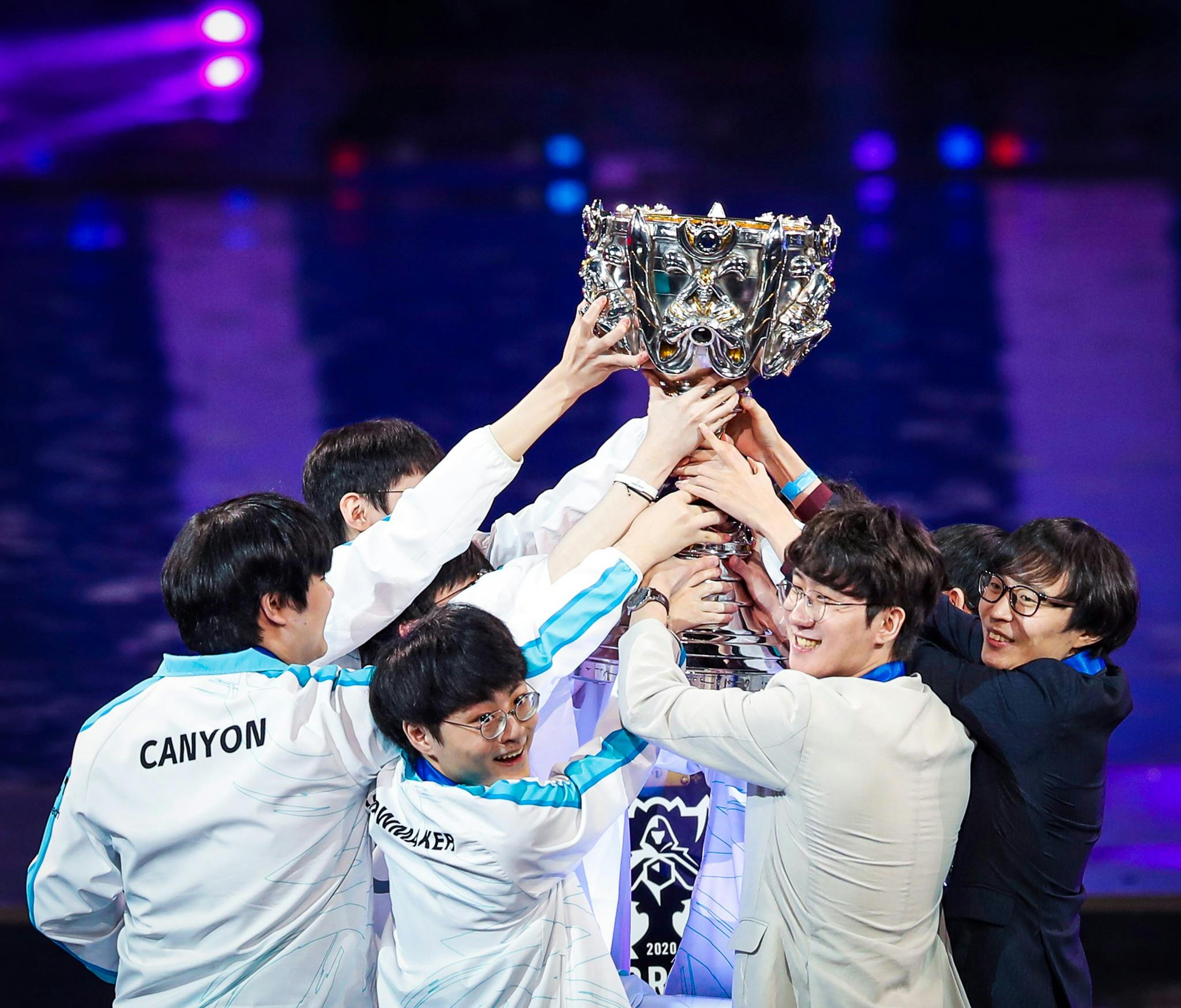 Worlds 2020 Damwon campeón trofeo